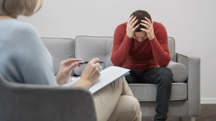 person-suffering-from-ptsd-psychologist-1